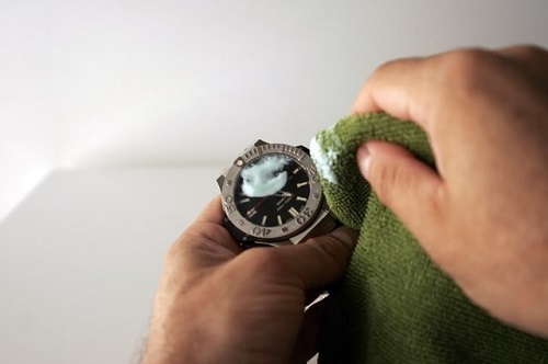 Cách làm mờ vết xước trên mặt kính đồng hồ