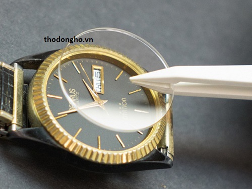 thay mặt kính sapphire đồng hồ giá bao nhiêu