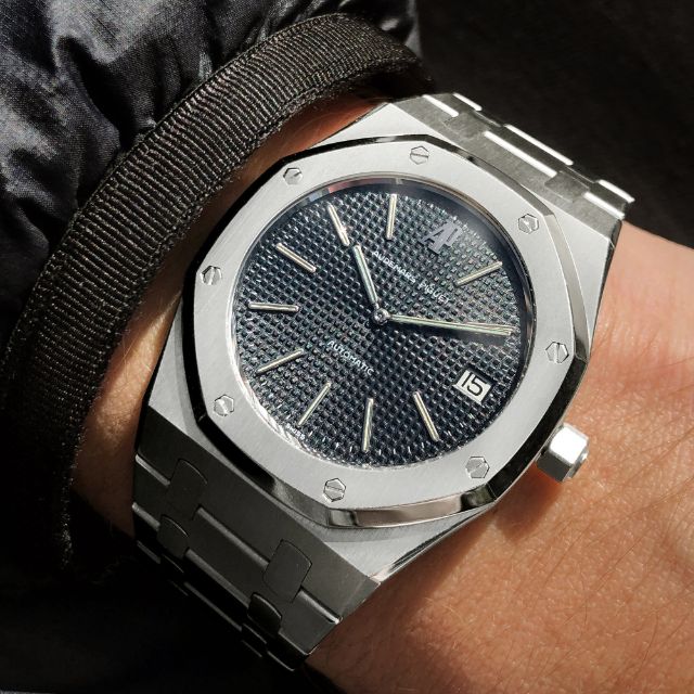 Đồng hồ Audemars Piguet Royal Oak với thiết kế sang trọng, vỏ vàng hồng và chi tiết tinh xảo.