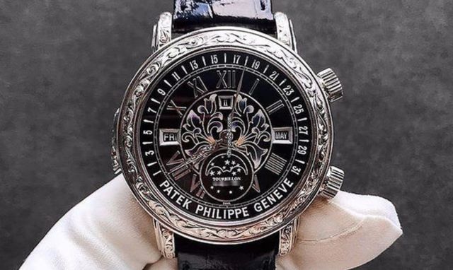 Đồng hồ Sky Moon Tourbillon hai mặt kính sapphire, thiết kế độc đáo và cao cấp.