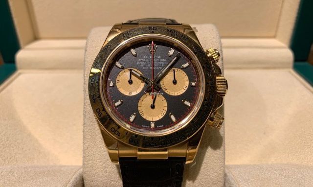 Đồng hồ Rolex Daytona Paul Newman có mặt số đen và khung thép cổ điển.