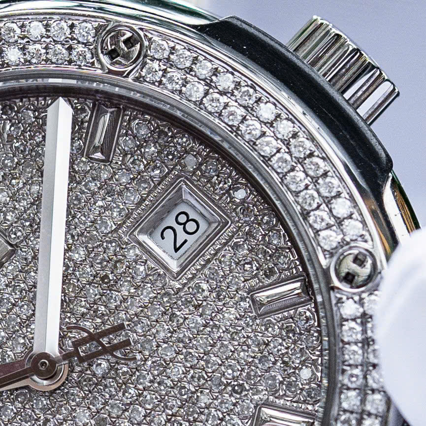 Kiểm tra núm chỉnh lịch của đồng hồ Hublot
