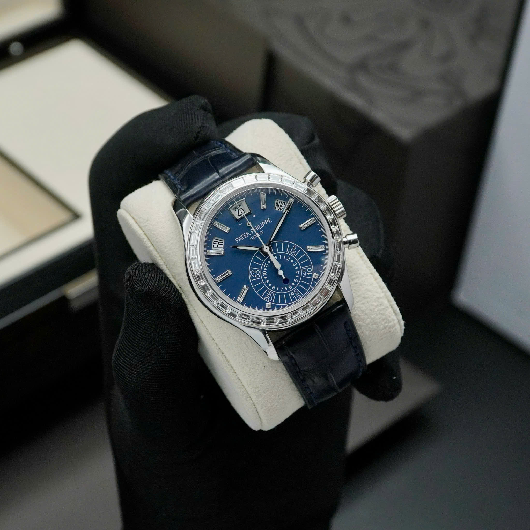 Mặt số chronograph lịch vạn niên sang trọng
