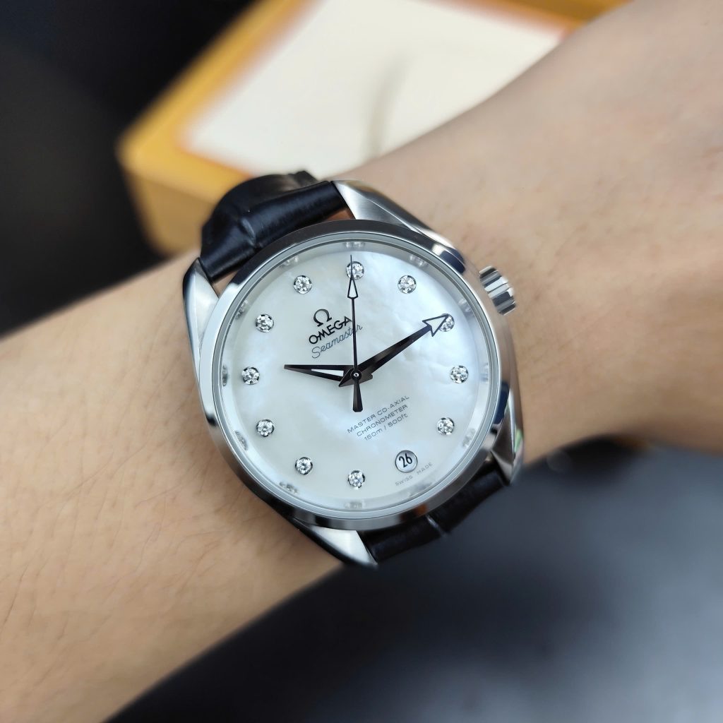Đồng hồ Omega Seamaster Aqua Terra Chronometer với mức giá chưa tới 80 triệu