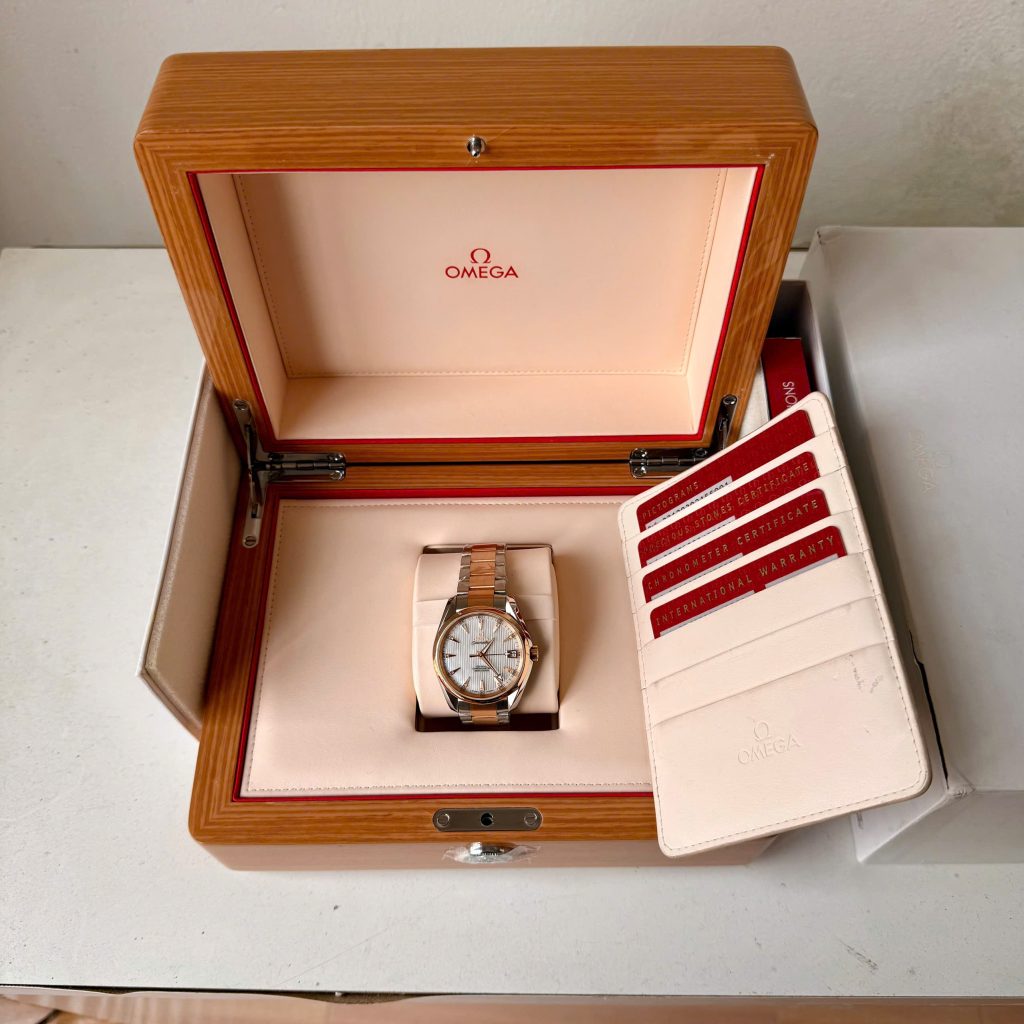 Một chiếc Aqua Terra Seamaster 38.5mm đang được bán tại Alowatch