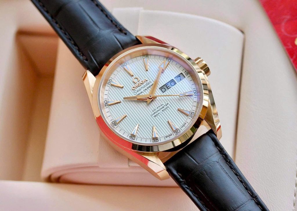 Đồng hồ Omega Aqua Terra Annual Calendar với mức giá hơn 200 triệu