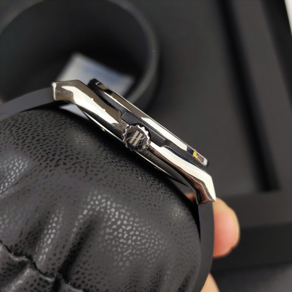 Núm xoay khía cạnh, logo Hublot nổi bật