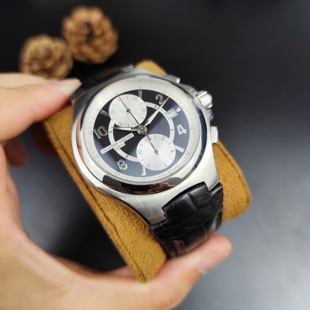 Mặt số đen, 3 sub-dial chronograph nổi bật