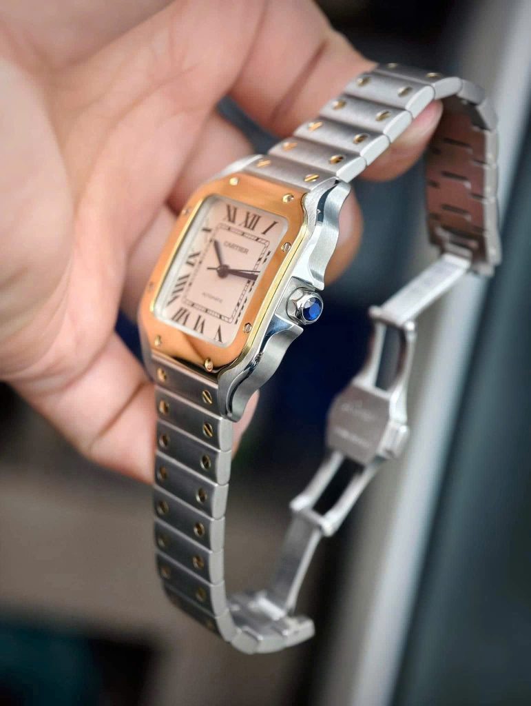 Núm xoay nạm cabochon xanh, đậm chất Cartier