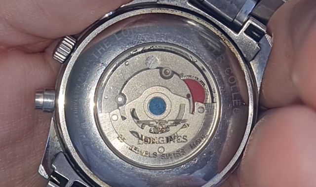 Dùng kính lúp soi “Swiss Made” sắc nét